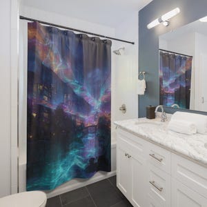 Op de afbeelding: Douchegordijn met een digitaal kunstontwerp van een stadsgezicht met levendige, wervelende kleuren van blauw, paars en oranje. Het kunstwerk toont een nachtscène met gebouwen en een etherische, gloeiende lucht.