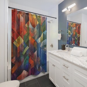 Puede incluir: Una colorida cortina de ducha con un diseño geométrico abstracto. La cortina presenta una vibrante mezcla de formas rojas, naranjas, amarillas, verdes y azules. La cortina cuelga en un baño con gabinetes blancos y una encimera de mármol.