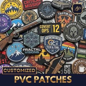 Puede incluir: Una colección de parches de PVC variados en diferentes formas y diseños. Los parches presentan texto como "CUSTOMIZED" y "PVC PATCHES", junto con gráficos de una brújula, montañas y un coche. Los parches son de varios colores, incluyendo negro, marrón y azul.