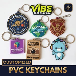 Puede incluir: Una colección de llaveros de PVC personalizados en varias formas y diseños. Los llaveros incluyen el texto "VIBE GOOD TIMES ONLY", un oso con auriculares y una cámara con "CAPTURE MOMENTS PHOTO STUDIO". Otros presentan un globo terráqueo, un escudo y un diseño espacial.