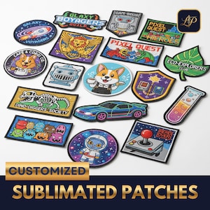 Pode incluir: Uma coleção de patches bordados coloridos com vários designs, incluindo um foguete, um corgi, um esqueleto de dinossauro e um carro de corrida. Os patches exibem frases como "Pixel Quest" e "Galaxy Voyagers".