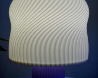 Minimalistische Tischlampe – Geschwungener Lampenschirm, Farbiger Sockel, E27 Fassung – Design Nachttischlampe Torsion-Weiß