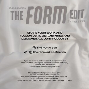 K&ouml;nnte beinhalten: Wei&szlig;er Stoffhintergrund mit dem Text "THE FORM EDIT" in gro&szlig;en, grauen Buchstaben. Zus&auml;tzlicher Text enth&auml;lt "bases solides", "formes libres" und Handlungsaufforderungen zum Teilen von Arbeiten und Entdecken von Produkten. Social-Media-Handles sind ebenfalls enthalten.
