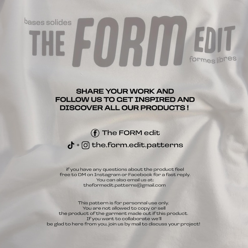 K&ouml;nnte beinhalten: Wei&szlig;er Stoffhintergrund mit dem Text "THE FORM EDIT" in gro&szlig;en, grauen Buchstaben. Zus&auml;tzlicher Text enth&auml;lt "bases solides", "formes libres" und Handlungsaufforderungen zum Teilen von Arbeiten und Entdecken von Produkten. Social-Media-Handles sind ebenfalls enthalten.