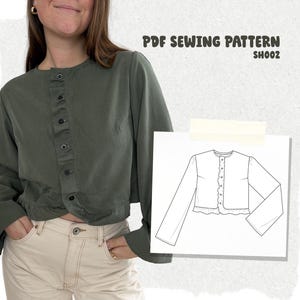 Puede incluir: Top verde oliva de manga larga con botones y ribete de volantes. La imagen incluye un dibujo lineal del top y el texto "PDF SEWING PATTERN SHO02". La modelo lleva vaqueros de color claro.