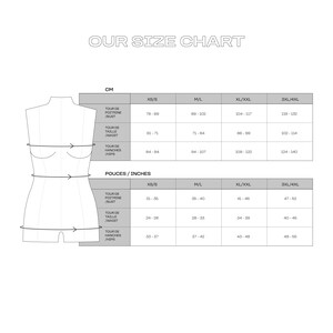K&ouml;nnte beinhalten: Eine wei&szlig;e Gr&ouml;&szlig;entabelle mit dem Text "OUR SIZE CHART" oben. Die Tabelle enth&auml;lt Ma&szlig;e in Zentimetern und Zoll f&uuml;r Brust, Taille und H&uuml;fte, mit Gr&ouml;&szlig;en von XS/S bis 3XL/4XL.
