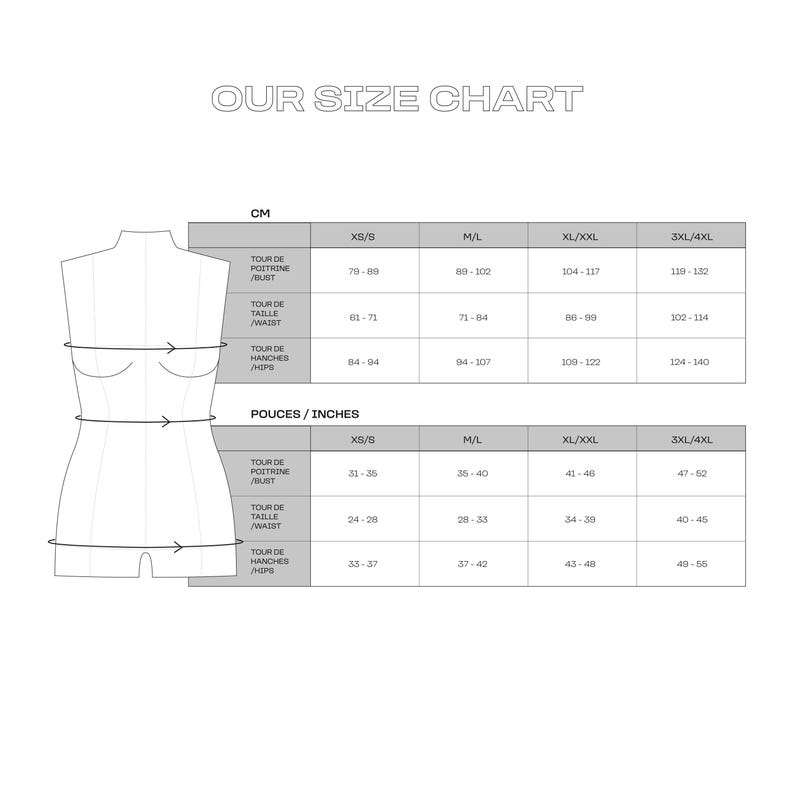 K&ouml;nnte beinhalten: Eine wei&szlig;e Gr&ouml;&szlig;entabelle mit dem Text "OUR SIZE CHART" oben. Die Tabelle enth&auml;lt Ma&szlig;e in Zentimetern und Zoll f&uuml;r Brust, Taille und H&uuml;fte, mit Gr&ouml;&szlig;en von XS/S bis 3XL/4XL.