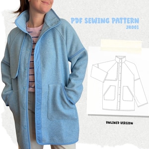 Puede incluir: Un abrigo azul claro con cuello alto y bolsillos grandes. El abrigo se lleva sobre una camisa a rayas. Se muestra un patrón de costura PDF con el texto "PDF SEWING PATTERN JK001" y "UNLINED VERSION".