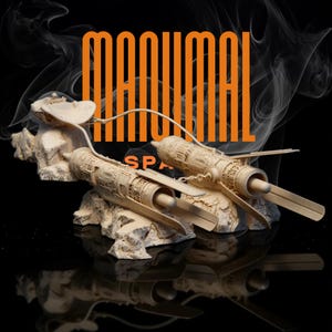 以下が含まれることがあります： 詳細なベージュ色の宇宙船モデル。複雑な機械的ディテールがあり、テクスチャ加工されたオフホワイトのベース上に配置されています。画像にはオレンジ色の「MANUMAL SPACE」というテキストがあり、スモーキーな背景と反射面があります。