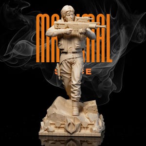 Può includere: Statuetta beige di una persona che tiene un fucile, in piedi su una base rocciosa. La figura indossa un abito in stile militare. L'immagine ha il testo "MEMORIAL SPACE" in lettere verticali arancioni.