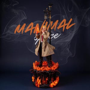 Op de afbeelding: Gedetailleerd beeldje van een personage in een beige trenchcoat, rode stropdas en zwarte broek, met een vlam in de hand. Het beeldje staat op een voetstuk omgeven door oranje vlammen, met een lantaarnpaal en de tekst "MANUAL" op de achtergrond.