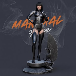 Puede incluir: Estatua negra y plateada de una mujer con un atuendo futurista, de pie sobre una plataforma circular. La estatua tiene un águila estilizada con las alas extendidas. El texto "MANUAL" y "FREE" es visible en el fondo.
