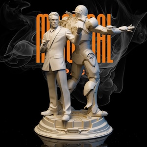 Könnte beinhalten: Eine detaillierte Statue mit zwei Figuren: einem Mann im Anzug und einer futuristischen gepanzerten Figur. Die Figuren sind hell und stehen auf einem kreisförmigen Sockel. Das Wort "MECHANICAL" ist in orangefarbenem Text sichtbar. Der Hintergrund ist schwarz mit weißem Rauch.