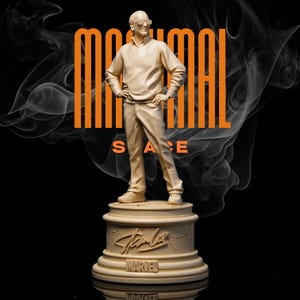 Puede incluir: Estatua beige de un hombre con gafas de sol, suéter y pantalón, con las manos en las caderas. La estatua está sobre un pedestal con el nombre "Stan Lee" y la palabra "Marvel" inscrita. El fondo es negro con texto naranja y humo.
