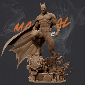 Può includere: Statua marrone di Batman con design dettagliato, mantello e base con simbolo del pipistrello. La statua è su una base con il simbolo del pipistrello e la parola "MANUAL" in arancione. Rappresentazione dettagliata.