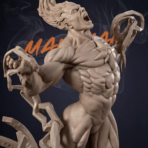 Puede incluir: Escultura detallada de una figura musculosa con la boca abierta y los brazos levantados. La figura tiene rasgos faciales detallados y un emblema en forma de estrella en el pecho. La palabra "MA" es visible en naranja. La escultura es de color neutro.