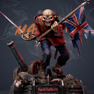Op de afbeelding: Gedetailleerd beeldje van een skeletfiguur in een rode militaire jas en blauwe broek, met een zwaard en een verscheurde Union Jack-vlag. De figuur staat bovenop een kanon en gevallen figuren, met het Iron Maiden-logo zichtbaar.