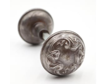 Een paar stalen art nouveau deurknoppen uit de jaren 1900.