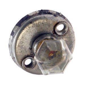 Puede incluir: Una lámpara de metal plateado con una bombilla de vidrio transparente. La lámpara tiene dos pequeños agujeros en el lateral.