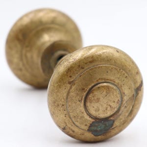 Paire de poignées de porte de passage concentriques surélevées vintage de 2 po. en laiton