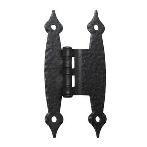 Puede incluir: Bisagra de metal negro con acabado martillado y extremos puntiagudos decorativos.