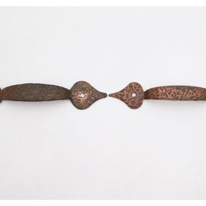 Puede incluir: Dos tiradores de cajón rústicos de cobre con textura martillada y extremos decorativos. Los tiradores son de color marrón rojizo cálido y están diseñados para muebles o armarios. Cada tirador mide aproximadamente 15 cm de largo.