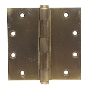 Könnte beinhalten: Ein Türband aus Messing mit acht Schraubenlöchern und polierter Oberfläche.