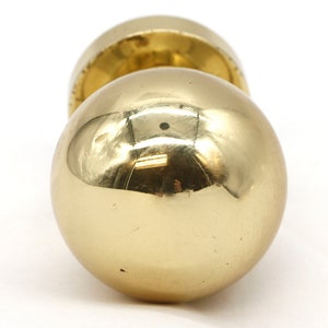 Puede incluir: Un pomo de puerta redondo de oro pulido.