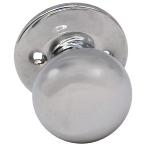 Könnte beinhalten: Ein polierter verchromter Türknauf mit rundem, kugelförmigem Design. Der Knauf ist an einer runden, flachen Basis befestigt.
