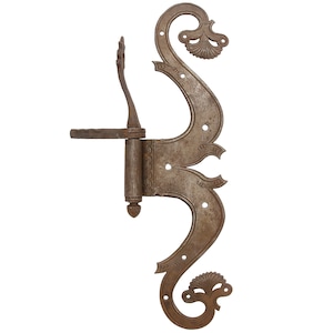 Puede incluir: Una gran bisagra de hierro adornada con un diseño decorativo en espiral. La bisagra está oxidada y tiene un aspecto desgastado y antiguo.