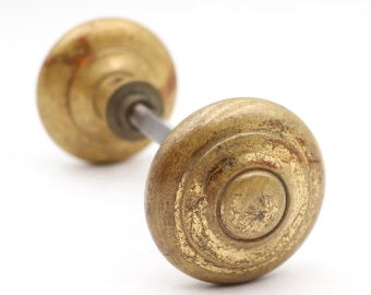 Par de pomos de puerta de entrada de latón concéntricos en relieve, de estilo vintage, de 2,375 pulgadas.