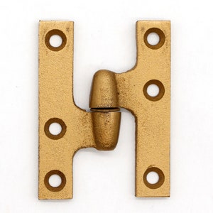 Puede incluir: Bisagra de metal dorado con dos juegos de agujeros a cada lado. La bisagra está diseñada para unir dos superficies.