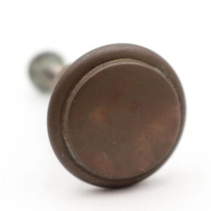 Vintage 2,5 cm rund koncentrisk lådknopp i mässing