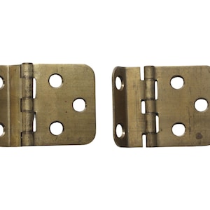 Puede incluir: Dos bisagras de latón con cuatro agujeros cada una. Las bisagras están cerradas y listas para ser instaladas.