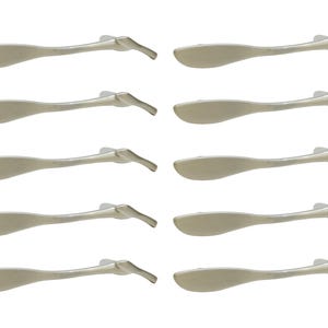 Könnte beinhalten: Satz von zehn silberfarbenen Schrankgriffen mit einem geschwungenen, paddelförmigen Design.