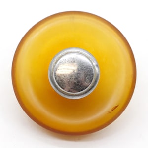 以下が含まれることがあります： 銀色の金属製のトップが付いた丸い琥珀色のガラス製のボトルストッパー