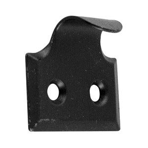 Puede incluir: Gancho de metal negro con dos agujeros para montaje. El gancho tiene una parte superior curva y una base plana.