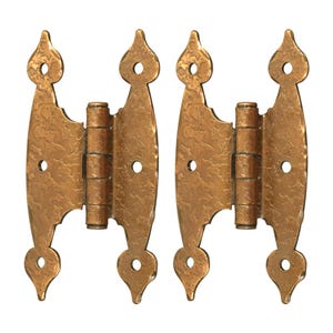 Puede incluir: Cuatro bisagras de bronce de estilo antiguo. Cada bisagra tiene una superficie texturizada y florones decorativos en la parte superior e inferior. Las bisagras están diseñadas para armarios o puertas.