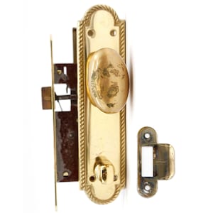 Traditionellt ovalt mässingsdörrknopp och sekretesslås, dörrset