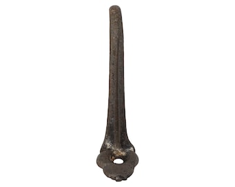 Antieke eenarmige 2,5 inch gietijzeren muurhaak