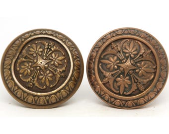 Coppia di pomelli antichi in bronzo Russell & Erwin del 1870