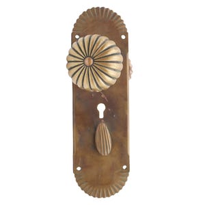 Può includere: Set di maniglia per porta in ottone antico con design floreale. Il set include una maniglia rotonda e una placca posteriore abbinata con un buco della serratura e una parte inferiore decorativa. L'hardware è di un caldo colore ottone invecchiato.