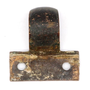 Puede incluir: Una bisagra de puerta de latón deslustrado con dos agujeros y una parte superior redondeada.