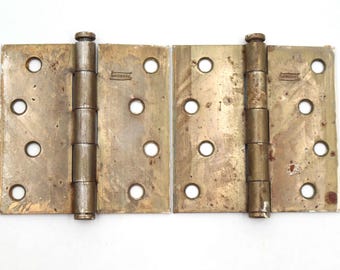 Par de bisagras de puerta vintage de acero chapado en latón de 4 x 4 pulgadas.