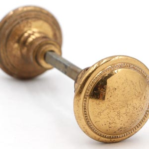 Modern polerad mässingspärlad dörrknoppset