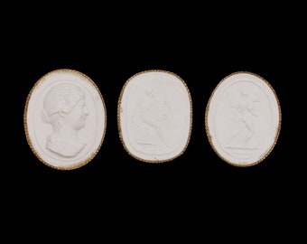 Set van 3 antieke diepdruk figurale ovale gesneden gipsstukken