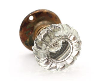 Antieke deurknopset van geribbeld helder glas met messing sierrand