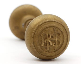 Paire de poignées de porte emblématiques BHS en laiton antique