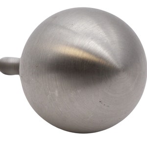 Pode incluir: Uma esfera de metal prateada com uma ponta pontiaguda, que se assemelha a um remate decorativo.
