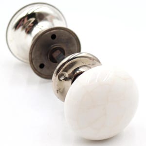 アンティーク調の白いセラミックと水銀ガラス製の通路用ドアノブセット